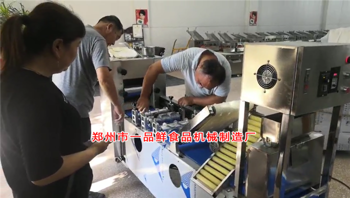 客戶學習操作燴面機